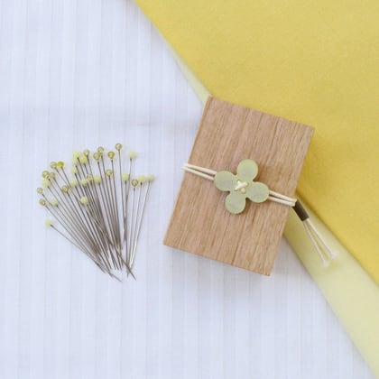 Spilli testa di vetro e scatola in legno di ciliegio - Giallo