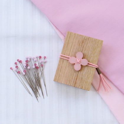 Spilli testa di vetro e scatola in legno di ciliegio - Rosa