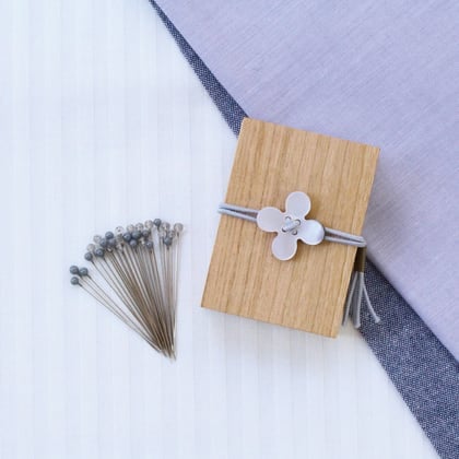 Spilli testa di vetro e scatola in legno di ciliegio - Grigio