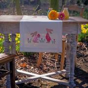 Runner - Conigli di Pasqua in un giardino di tulipani