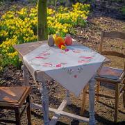 Centro Tavola - Conigli di Pasqua in un giardino di tulipani