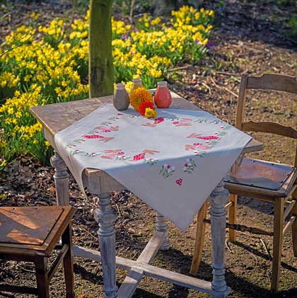 Centro Tavola - Conigli di Pasqua in un giardino di tulipani