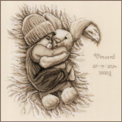 Bambino con coniglio coccoloso