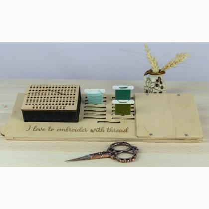 Porta bobine e organizer per aghi