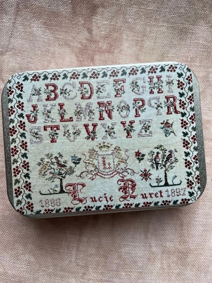 Tin box - Lucie Nuret