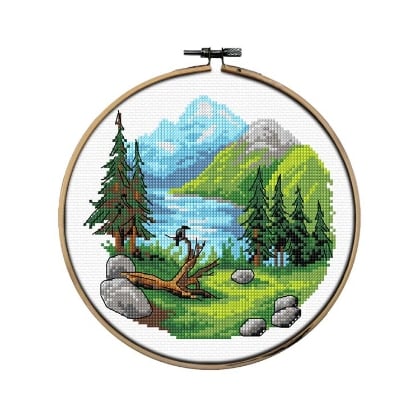 Paesaggio montano con lago