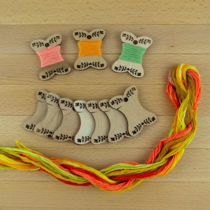 Set di 50 Farfalline Avvolgi-Filo in Legno - Fiori